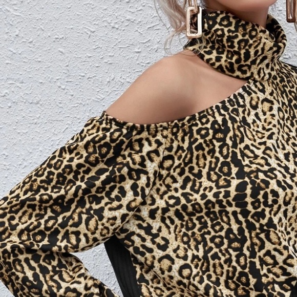 COPY - 🎉BACK IN STOCK🎉 NWOT 🐆Leopard Print High Neck Color-block Top🐆 - Picture 3 of 6